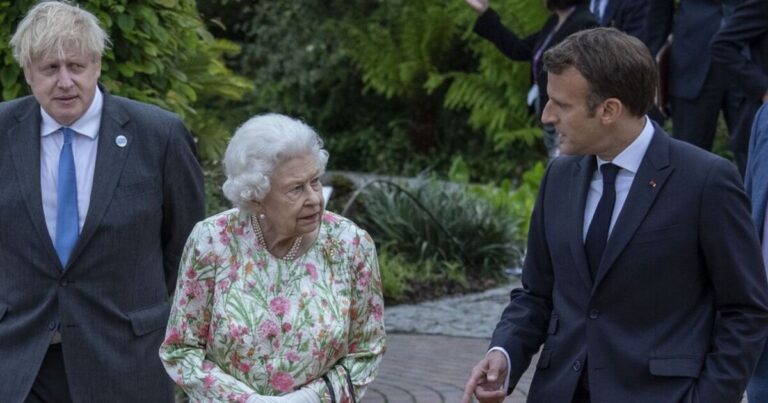 Late Queen’s brilliant slap down to Macron and older wife revealed in book | Royal | News