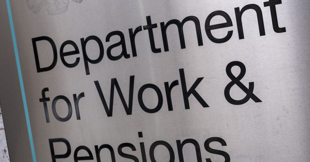 Martin Lewis MSE says DWP handing £570 to Universal Credit claimants | Personal Finance | Finance