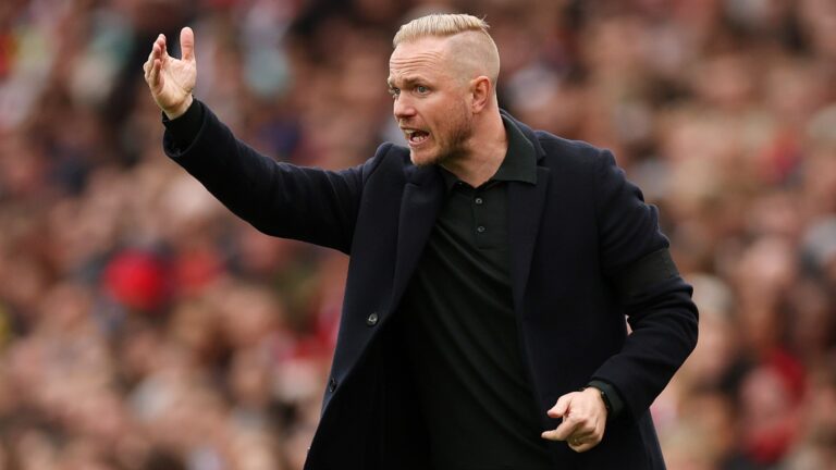 Arsenal manager in trouble as two-word message appears overnight after own supporter taunted him with P45