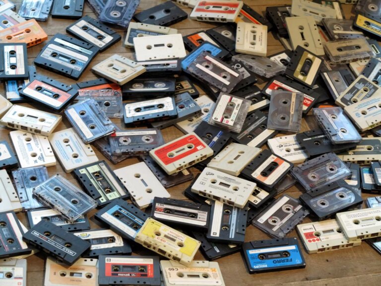 How many feet/meters of tape are found in a 60-minute audio cassette tape?