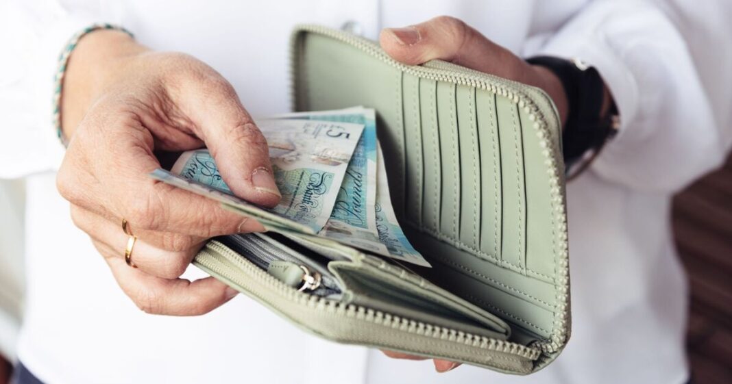 DWP says spend 16 minutes to get free £300 before December date | Personal Finance | Finance