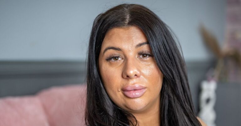 Mum’s warning after ‘mummy makeover’ surgery left her with one boob | UK | News