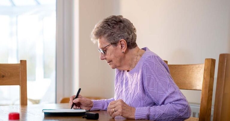 HMRC warning to avoid ‘£100 fine’ as even those on state pension risk missing deadline | Personal Finance | Finance