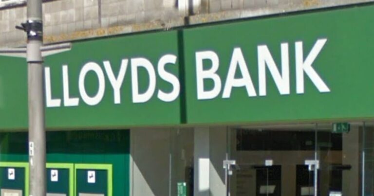 Lloyds Bank warning for Apple and Netflix customers over extra charges | Personal Finance | Finance