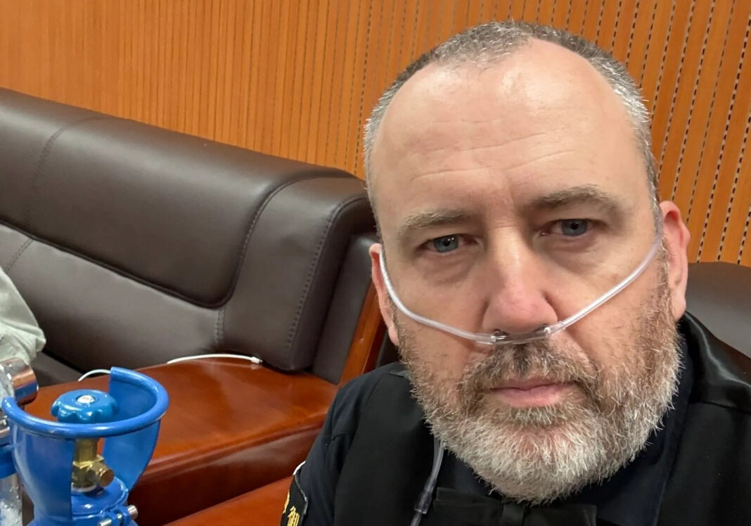 Three-time snooker world champion Mark Williams forced to use oxygen mask during match