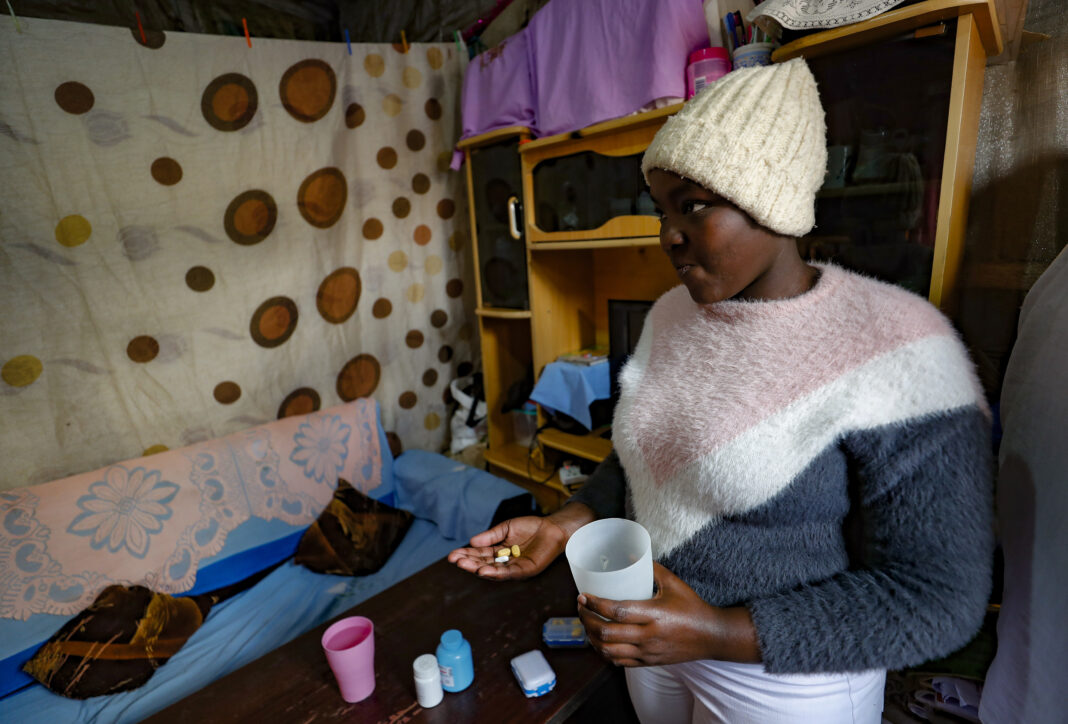 kenya-hiv-care-at-risk-11534.jpg