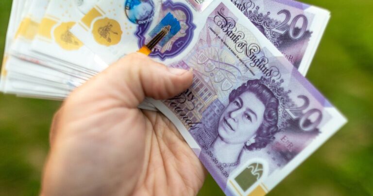 Lloyds Bank urges customers to act before end of Monday to claim £185 | UK | News