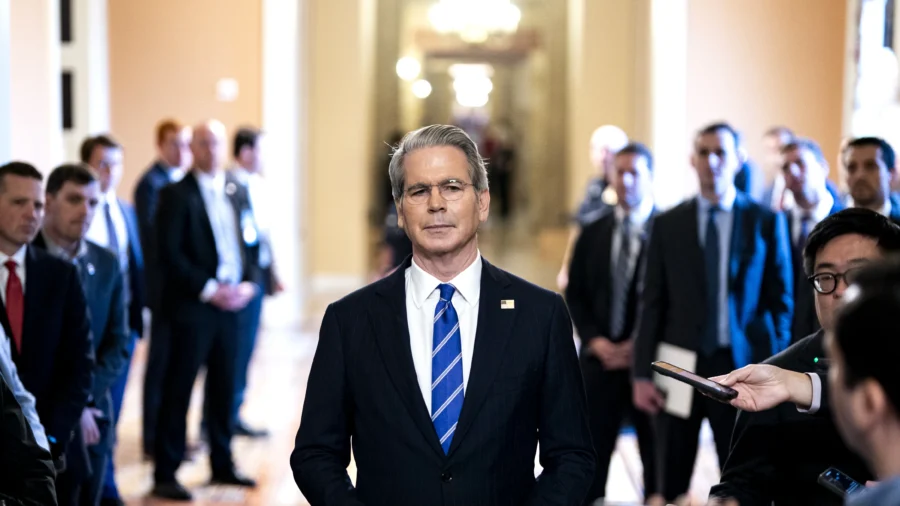 Bessent Says Tariffs Will ‘Boomerang Back’ to April Levels by Aug. 1 for Countries Without Deals