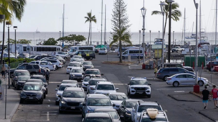 Hawaiians Braces for Tsunami, Head for Higher Ground