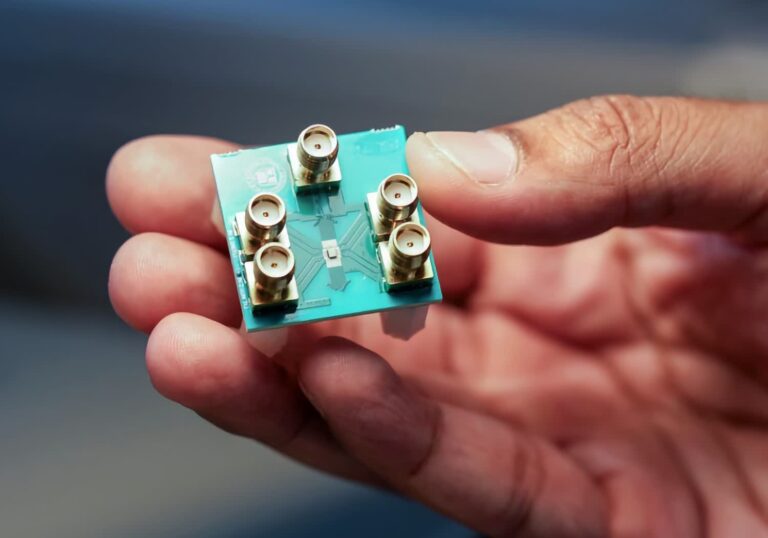 Experimental "microwave brain" chip processes AI with less than 200 milliwatts of power
