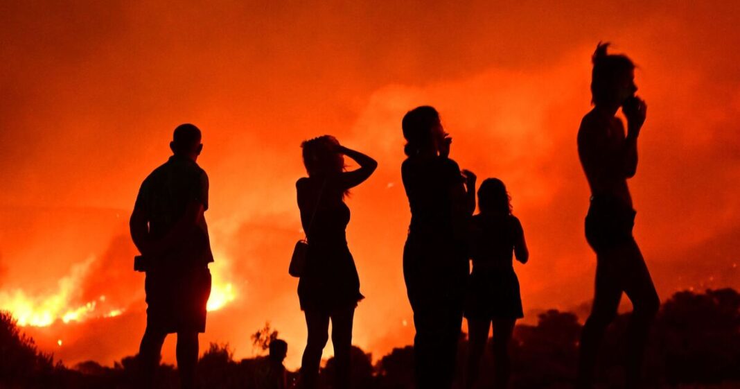 Panic in Greece as deadly wildfire tears through holiday hotspot | World | News