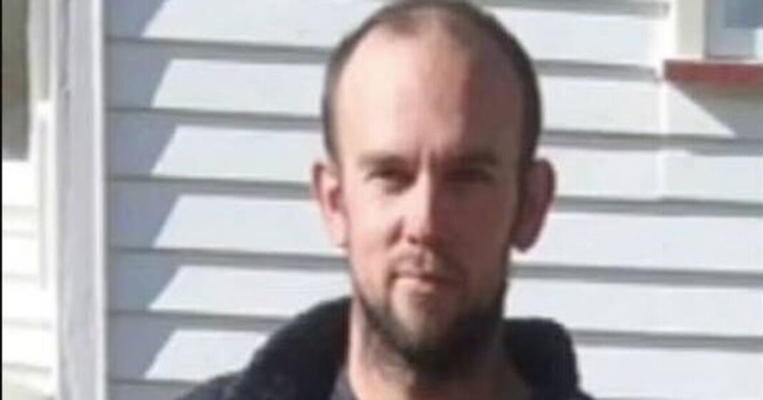 Fugitive Tom Phillips’ sister makes plea for him to return with kids | World | News