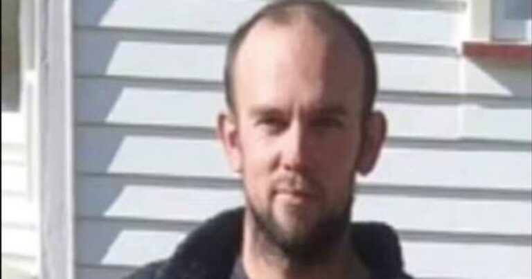 Fugitive Tom Phillips’ sister makes plea for him to return with kids | World | News