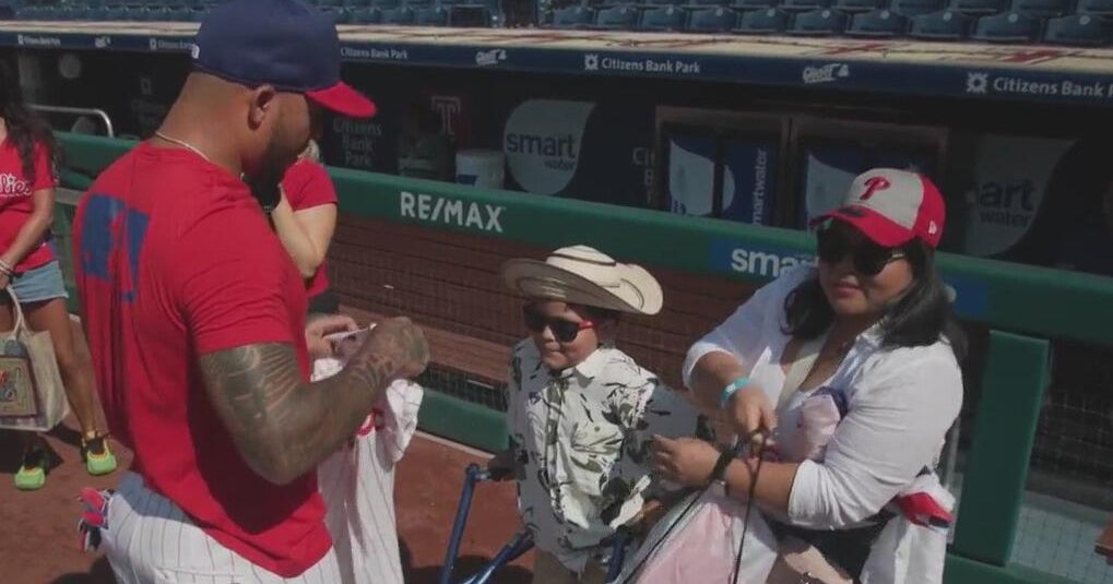 Philadelphia Phillies’ Edmundo Sosa surprises cerebral palsy patient from Panama before game