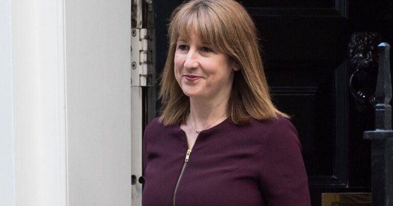 Fears Rachel Reeves poised to raid pensions – but financial expert says she’s ‘too inept’ | Personal Finance | Finance