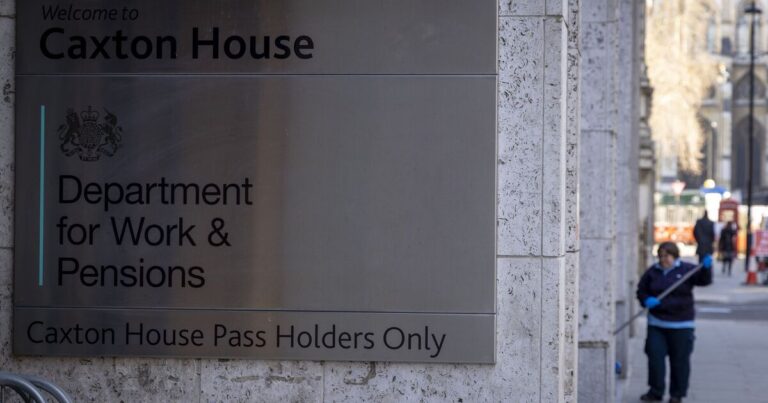 UK households may get DWP support worth £2,785 before Christmas | Personal Finance | Finance