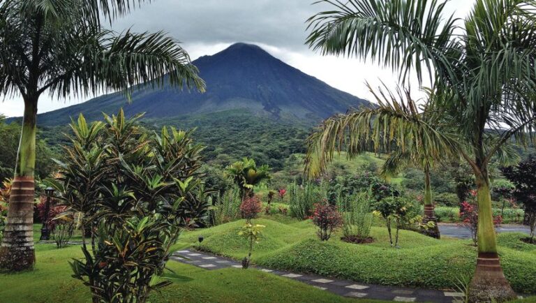 Thrill Seekers Guide to Costa Rica: Top Rappelling and Hiking Spots for Unforgettable Adventures in America