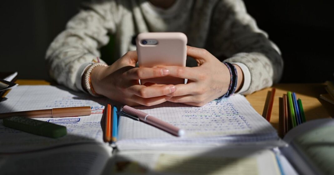 How some U.S. schools are disconnecting students from their phones