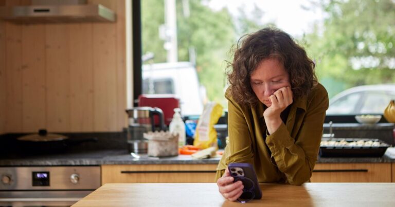 Apple and Samsung phone owners may soon be given cash payouts | Personal Finance | Finance