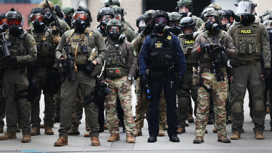 id1094597-Oregon-fedral-agents-GettyImages-2239241780.jpg-900x506.webp.webp