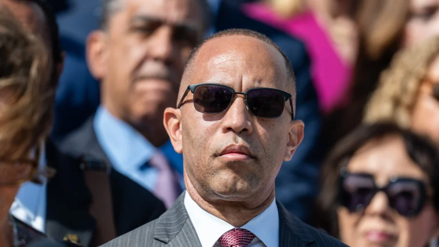id1096991-10152025-DSC03716-Hakeem-Jeffries.jpg-900x506.webp.webp