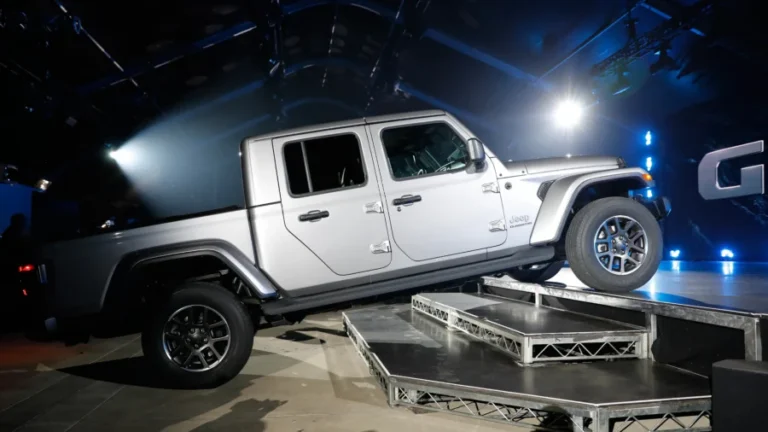 US Opens Probe Into More Than 232,000 Chrysler Vehicles Over Instrument Panel Issue