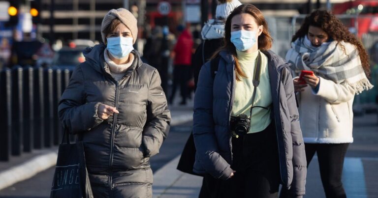 Anyone with these 3 symptoms urged to wear face masks to go out | UK | News