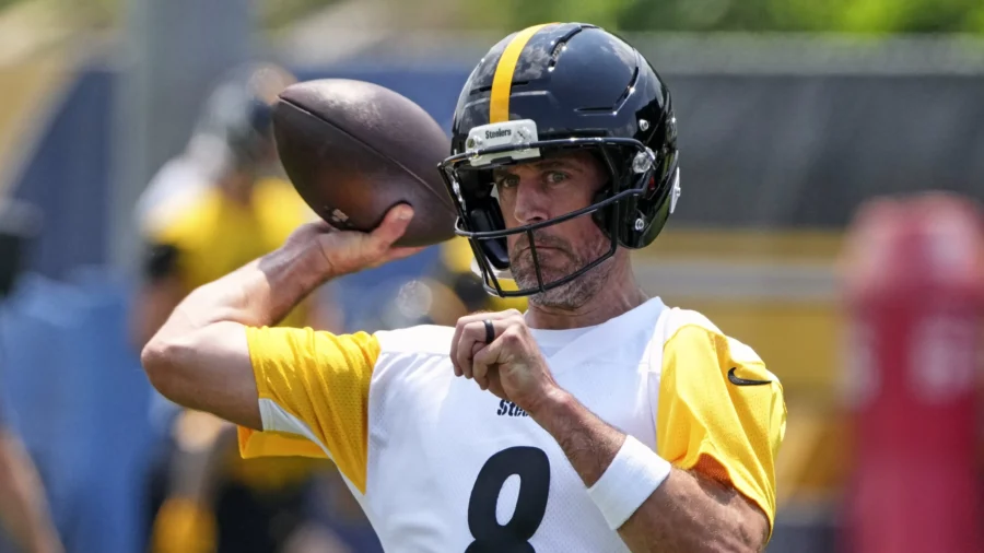 Steelers QB Rodgers Won’t Need Surgery on Broken Wrist