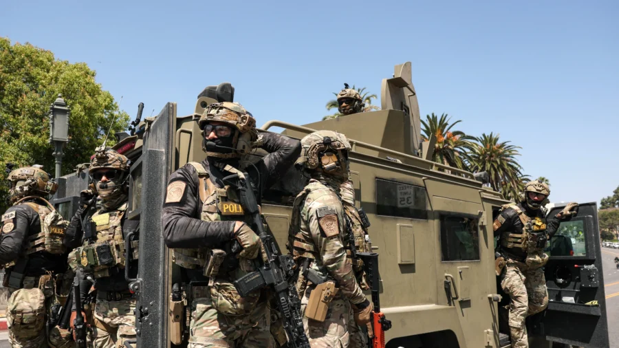 Federal Agents Assaulted by Crowd During California Arrest Operation