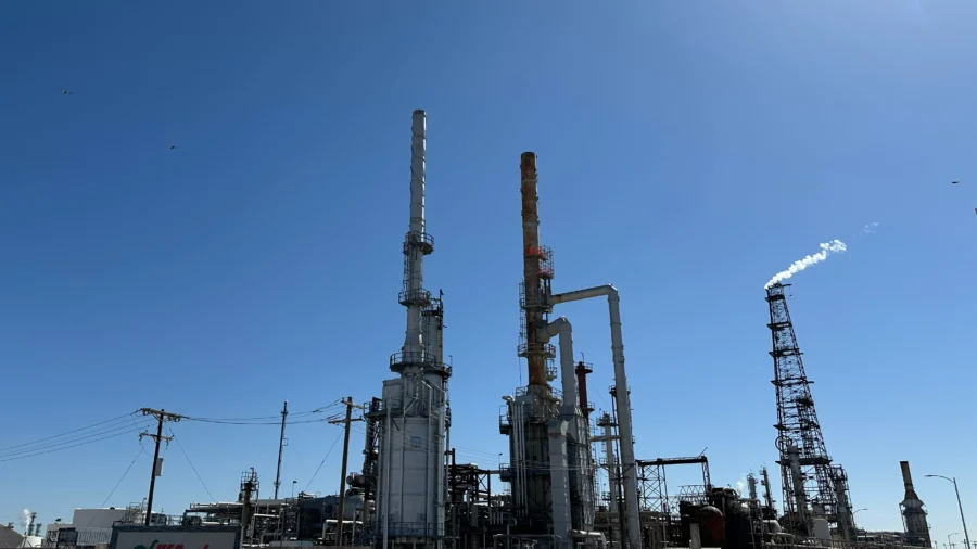 Explosion at New Mexico Oil Refinery Sends Thick Smoke Across Artesia