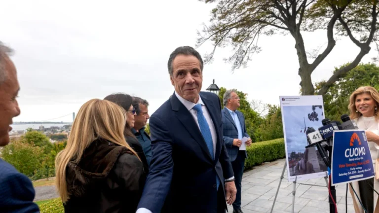Cuomo Meets Chinese Supporters in Flushing, NYC