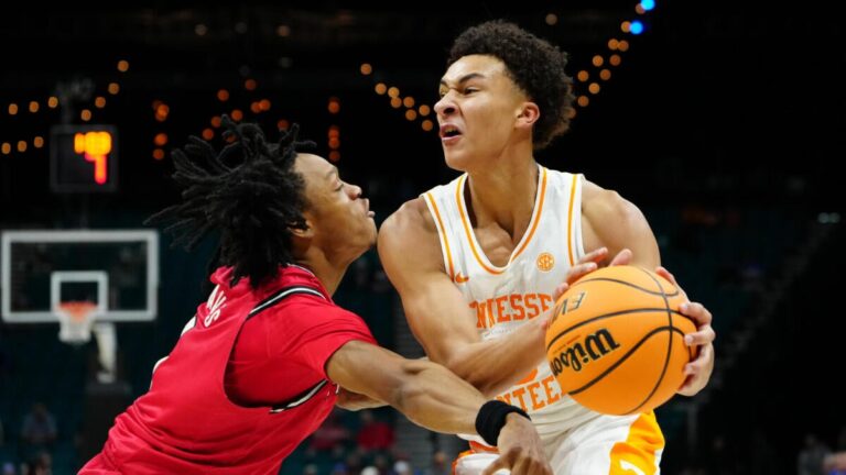 College basketball picks: Predictions, odds for Players Era games on Tuesday