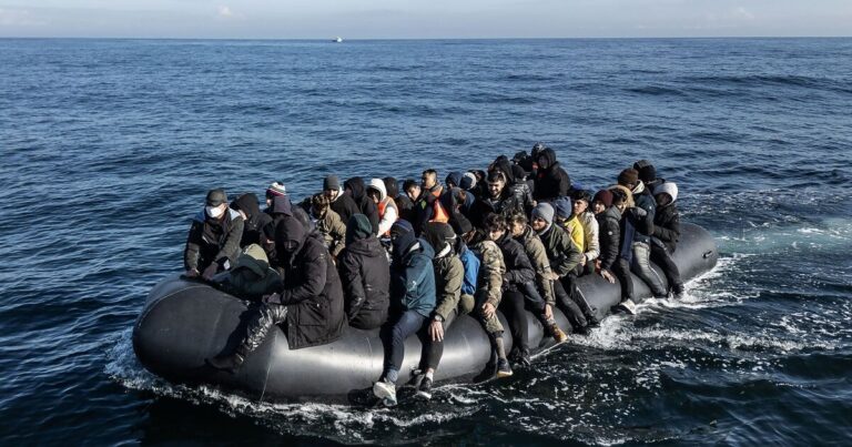 Another 803 migrants arrive in UK from France in just one day in December record | UK | News