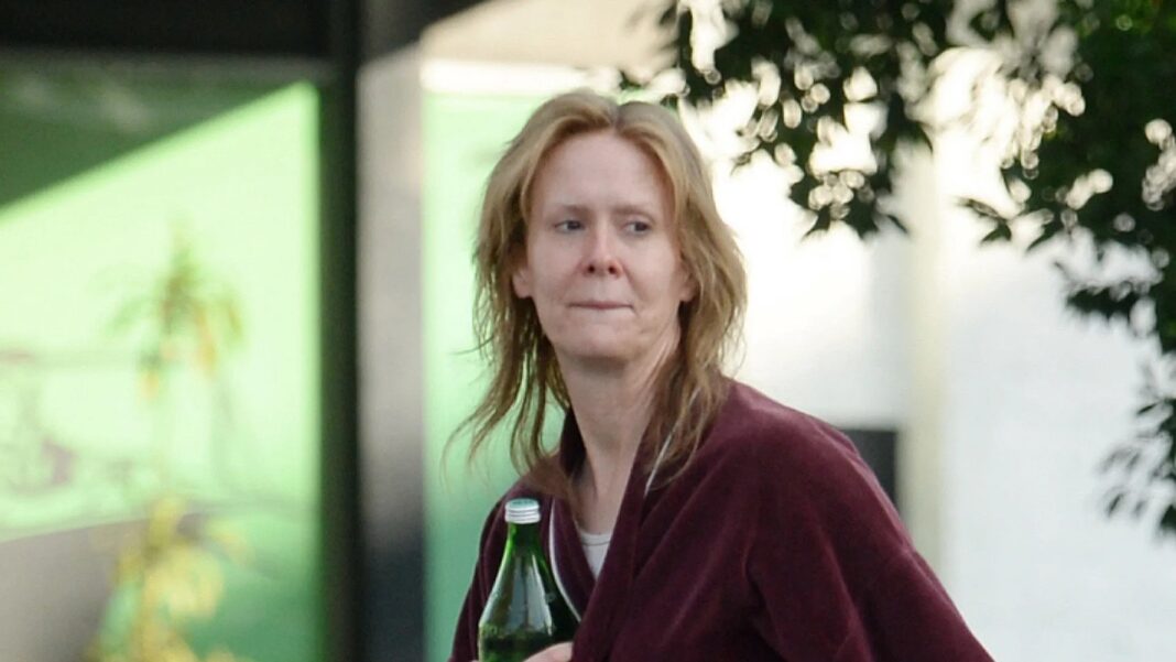 A-list actress looks totally unrecognizable as she films new role in robe and slippers