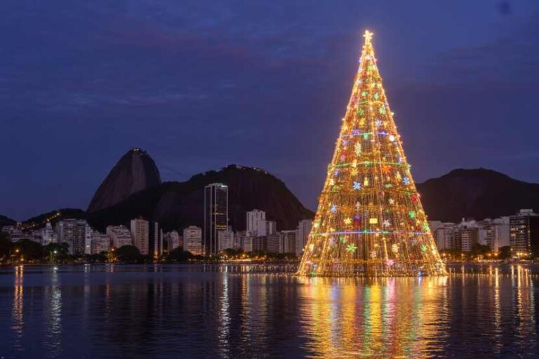 Rio de Janeiro’s Iconic Floating Christmas Tree Returns in 2025 to Light Up the City with Unforgettable Holiday Magic and Spectacular Festivities: Know More About it