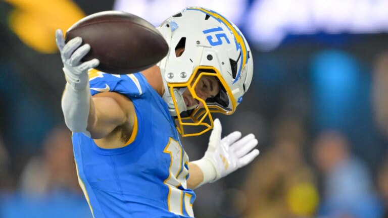 NFL Week 17 picks, score predictions: Packers eliminate Ravens, Chargers edge Texans