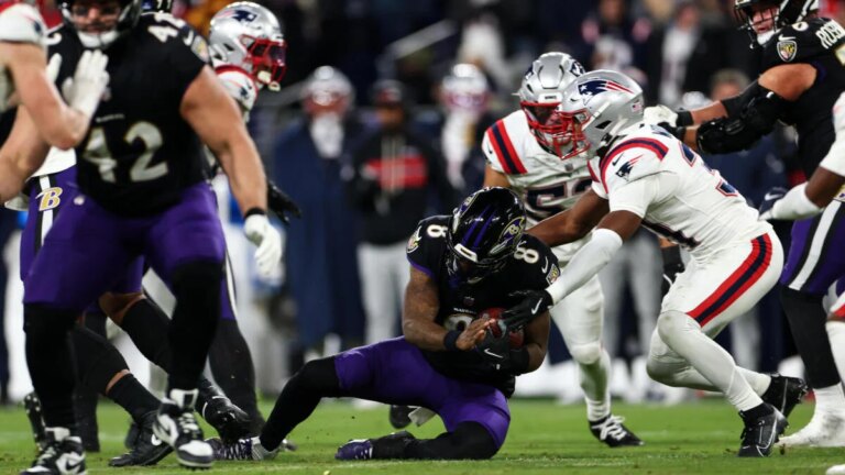 Lamar Jackson injury: Ravens star quarterback leaves with back injury, questionable to return vs. Patriots