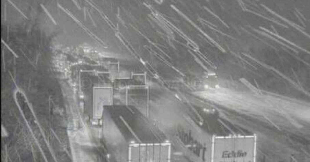 M1 crash :Lorry smash in Storm Goretti heavy snow shuts lanes | UK | News