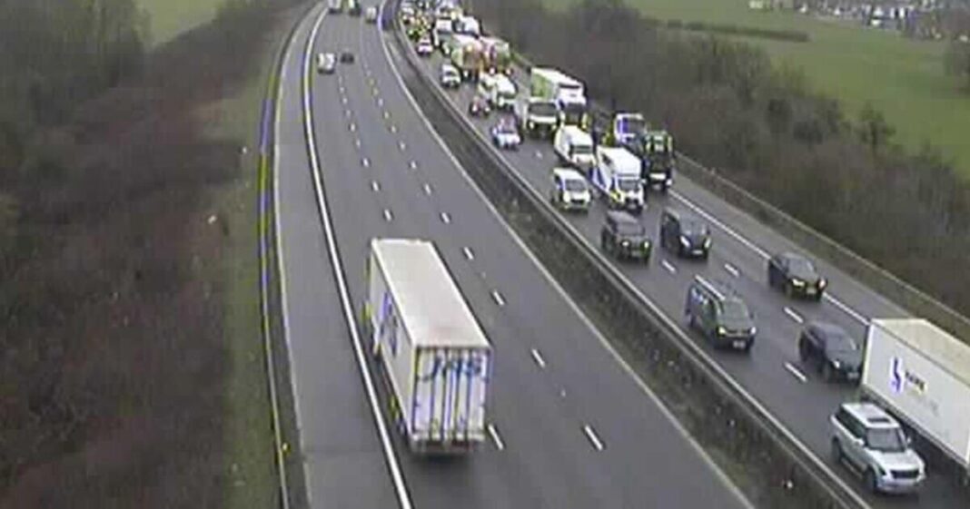 M1 traffic LIVE: Chaos as major spillage prompts motorway closure and delays
