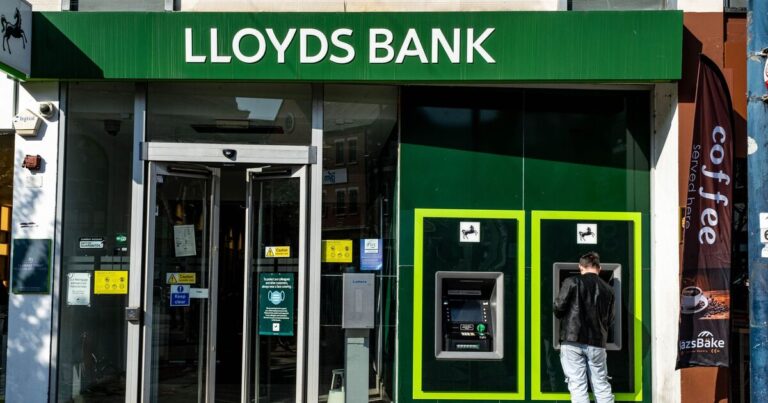 Lloyds Bank hands customers £250 free cash without switching accounts | Personal Finance | Finance