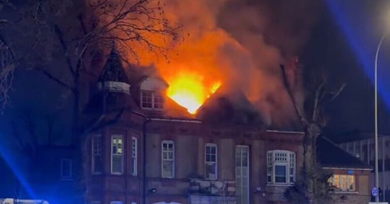 Lewisham fire LIVE: Huge plume of smoke billows into sky as residents told ‘close doors’ | UK | News