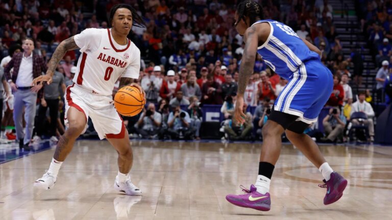 College basketball picks: Predictions, odds for key top 25 games Saturday