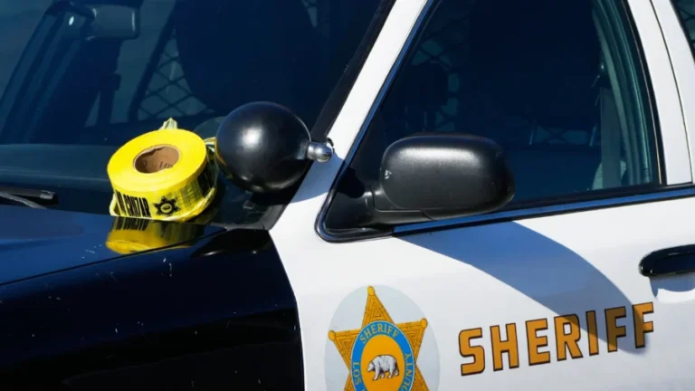 Man Kills Wife and Daughter Before Turning Gun on Himself, Eldest Daughter Escapes