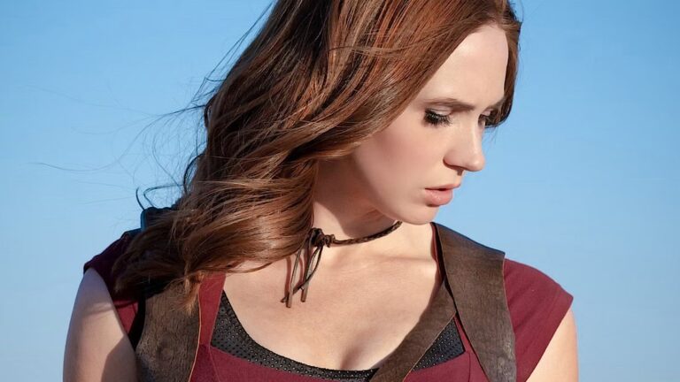 Karen Gillan’s “Controversial” ‘Jumanji’ Costume Returns in New Sequel Set Photos