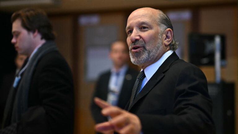Massie, Schiff call for Secretary Lutnick to resign