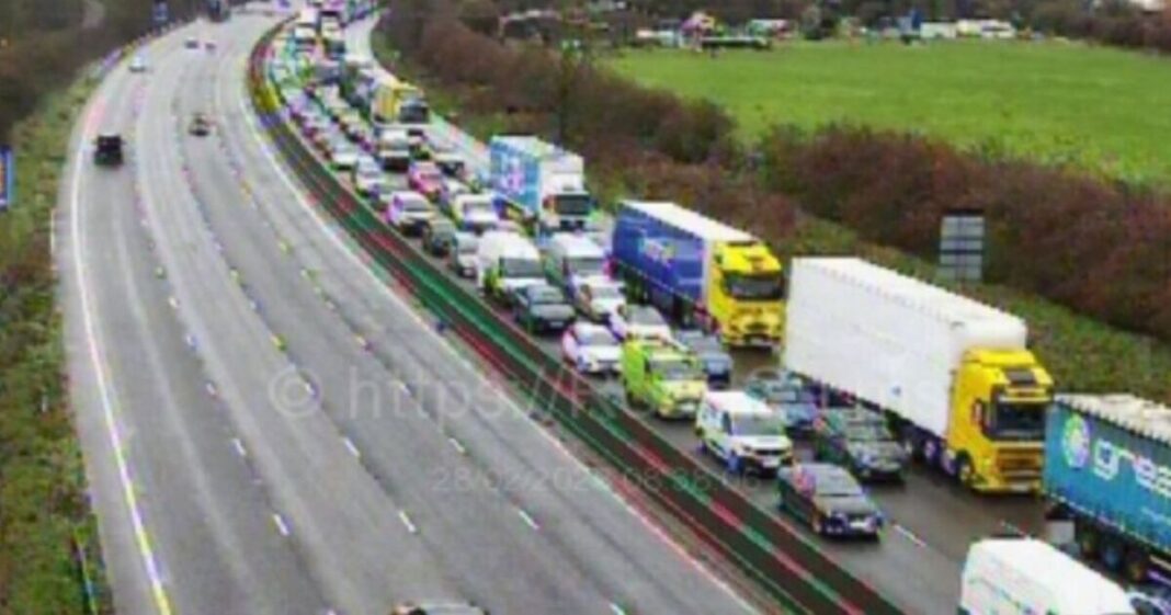 M1 traffic LIVE: Motorway closed after crash near Northampton at J16 and J17 | UK | News
