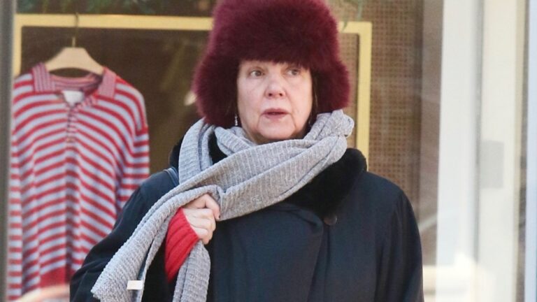 90s movie actress who also starred in iconic 00’s TV show unrecognizable  in New York