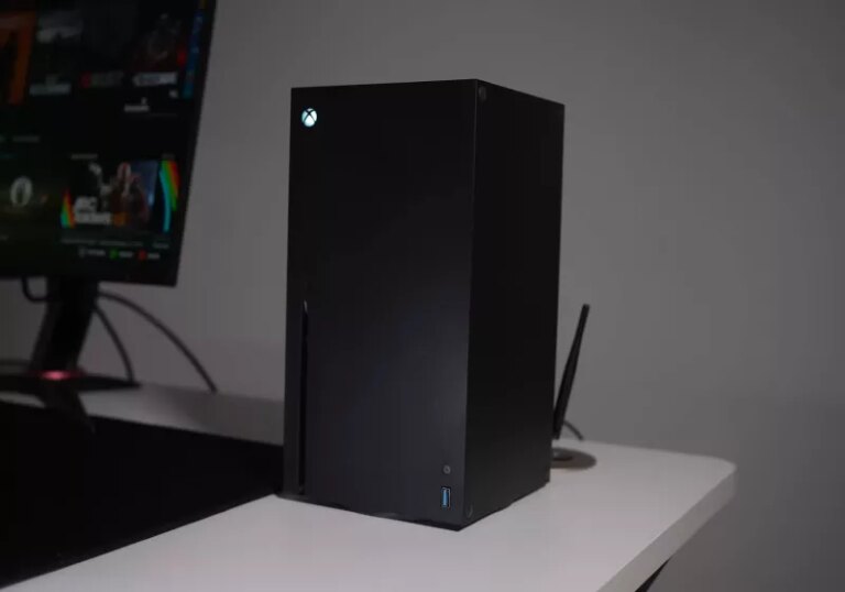 Modder packs a full Windows gaming PC inside Xbox Series X chassis