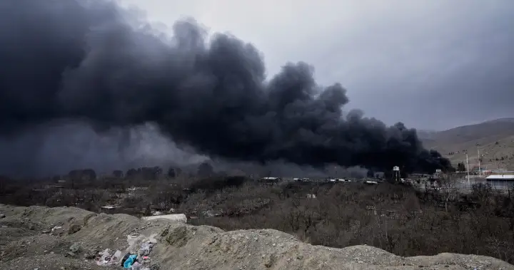 War in Iran: Canadians leaving Middle East by plane, bus and foot – National