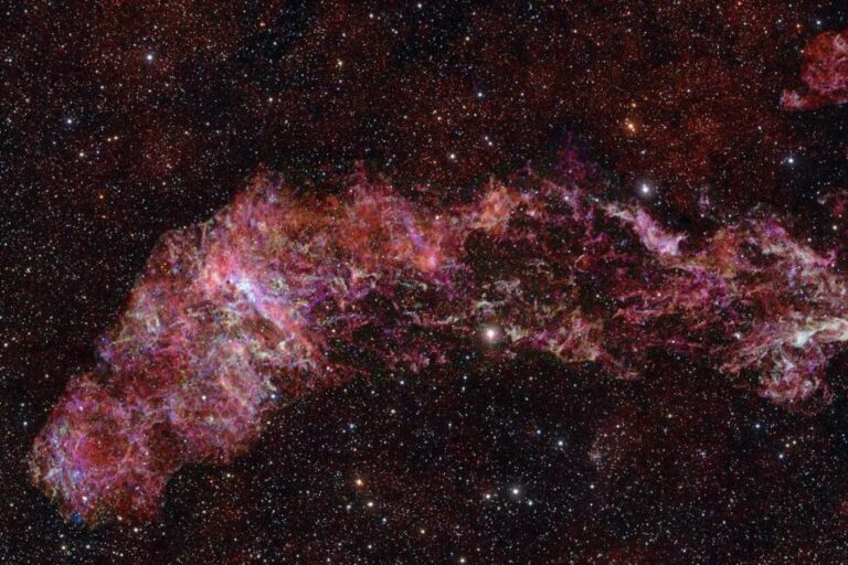 Swirling Beauty of the Milky Way Galaxy’s Heart Is Captured in a New Telescope Picture